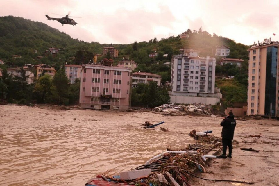 Batı Karadeniz'de şiddetli yağış sele neden oldu. Kastamonu'da 25, Sinop'ta