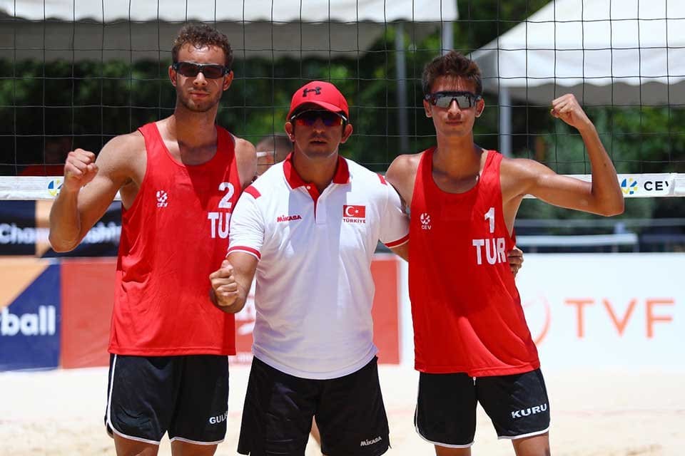 İzmir B&uuml;y&uuml;kşehir Belediyesi&rsquo;nin ev sahipliğindeki U20 Plaj Voleybolu Avrupa Şampiyonası&rsquo;nda