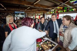 Toplantıya katılan CHP İzmir kadın milletvekili adayları da kadınlara seslenerek