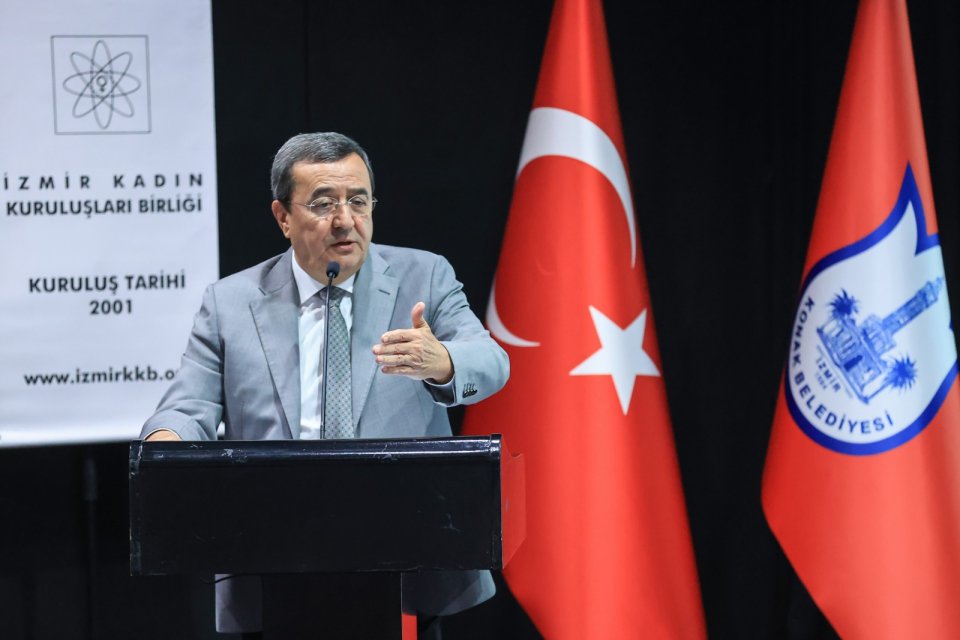 Konak Belediye Başkanı Abd&uuml;l Batur, İzmir Kadın Kuruluşları Birliği&rsquo;nin d&ouml;nem