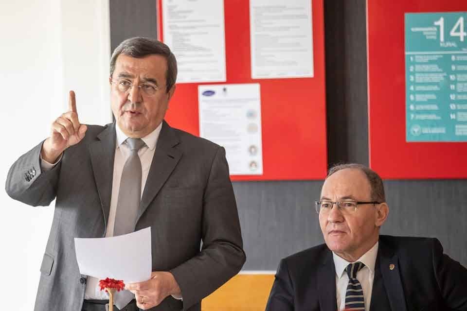 İZGEP toplantısında belediyenin hizmet, proje ve &ccedil;alışmalarını anlatan Başkan Batur,