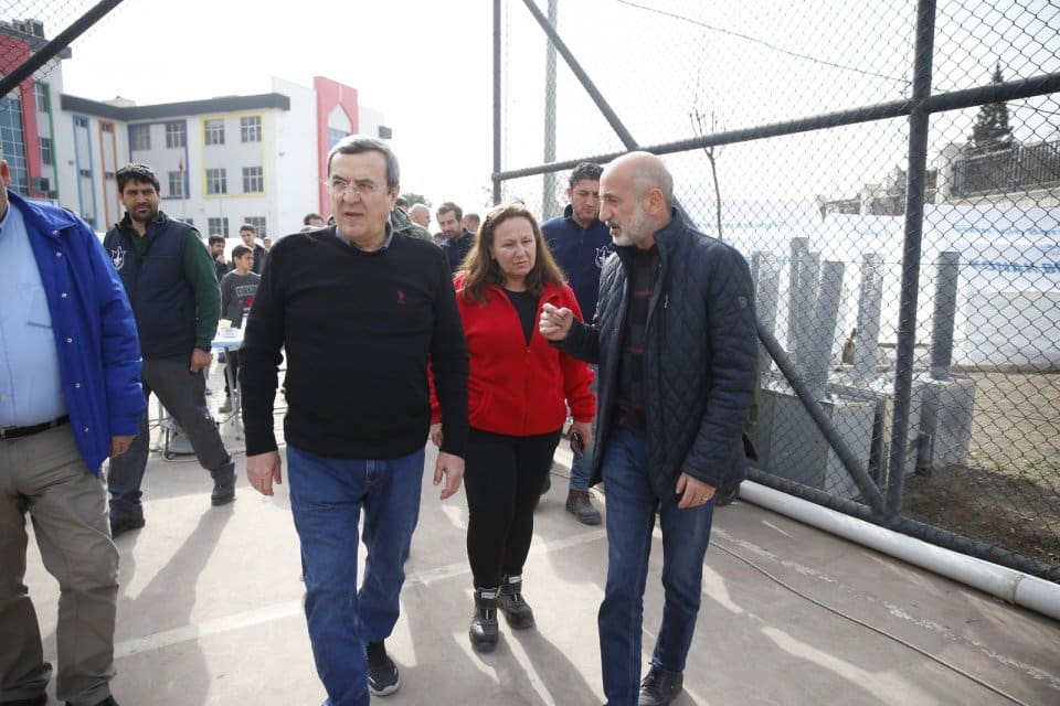 Konak Belediyesi&rsquo;nin Kahramanmaraş&rsquo;ta kurduğu &ccedil;adır kenti ziyaret eden Başkan Batur,