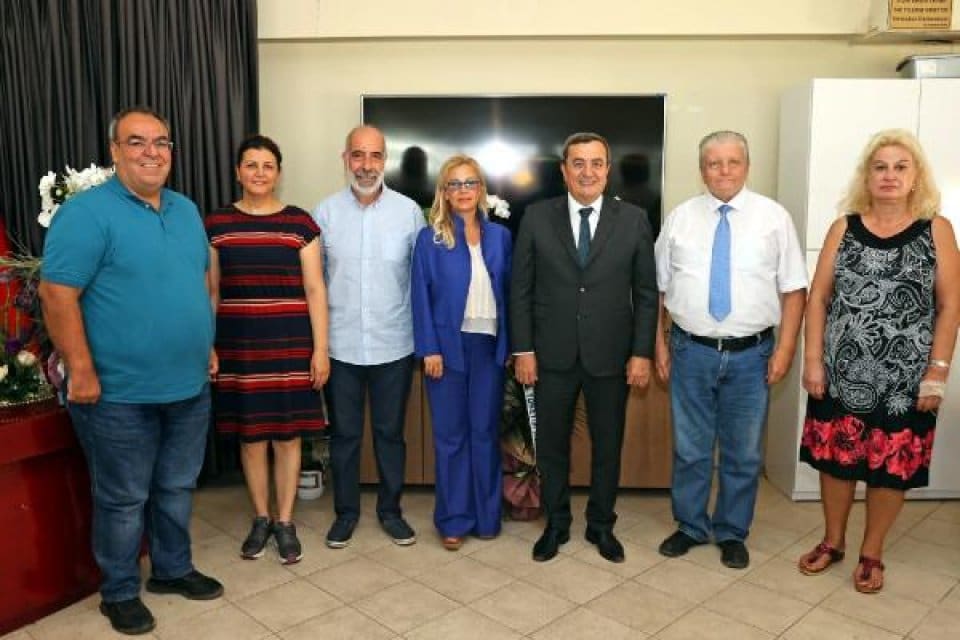 İzmir Gazeteciler Cemiyeti'ni (İGC) ziyaret ederek yeni y&ouml;netime başarı dileklerinde