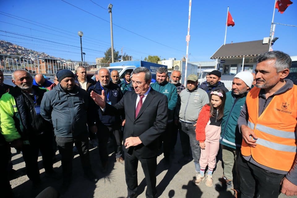 Konak Belediye Başkanı Abd&uuml;l Batur, deprem b&ouml;lgesinden d&ouml;nen Konak Belediyesi
