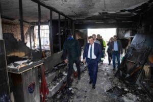 Konak Belediye Başkanı Abd&uuml;l Batur, &ccedil;ıkan yangında ağır hasar g&ouml;ren