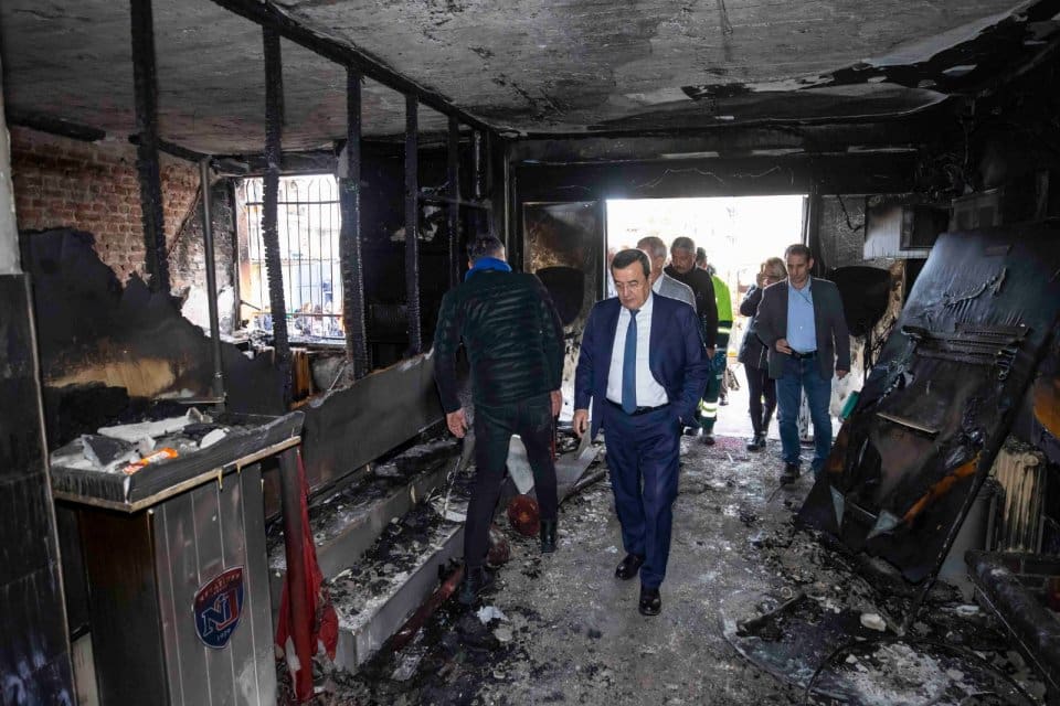 Konak Belediye Başkanı Abd&uuml;l Batur, &ccedil;ıkan yangında ağır hasar g&ouml;ren