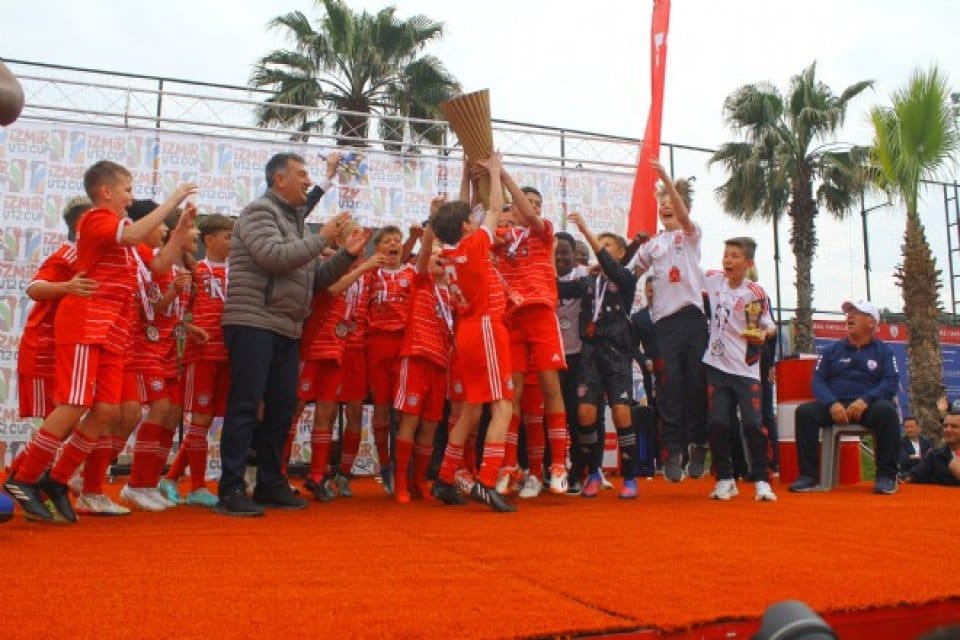 Altınordu Futbol Kul&uuml;b&uuml;&rsquo;n&uuml;n &ldquo;D&uuml;nya İzmir&rsquo;de Buluşuyor&rdquo; mottosuyla d&uuml;zenlediği Uluslararası U12