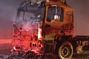 İZMİR'in Bayındır il&ccedil;esinde, karayolu kenarında zeytinlik alanda &ccedil;ıkan yangında alevler