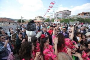 Bayraklı Belediyesi, baharın habercisi Hıdırellez&rsquo;i Doğan&ccedil;ay&rsquo;da d&uuml;zenlenen şenlikte coşkuyla kutladı.