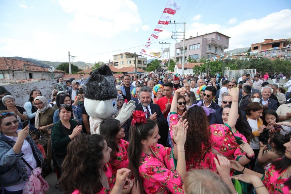 Bayraklı Belediyesi, baharın habercisi Hıdırellez&rsquo;i Doğan&ccedil;ay&rsquo;da d&uuml;zenlenen şenlikte coşkuyla kutladı.