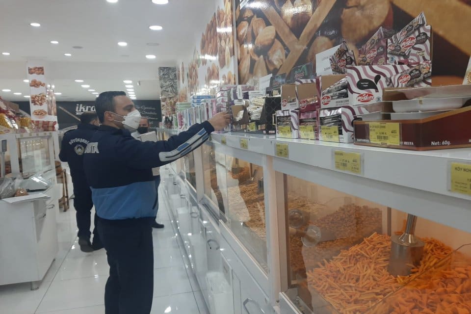 Bayraklı Belediyesi, yeni yıl kutlamaları &ouml;ncesinde vatandaşların alışveriş i&ccedil;in yoğun