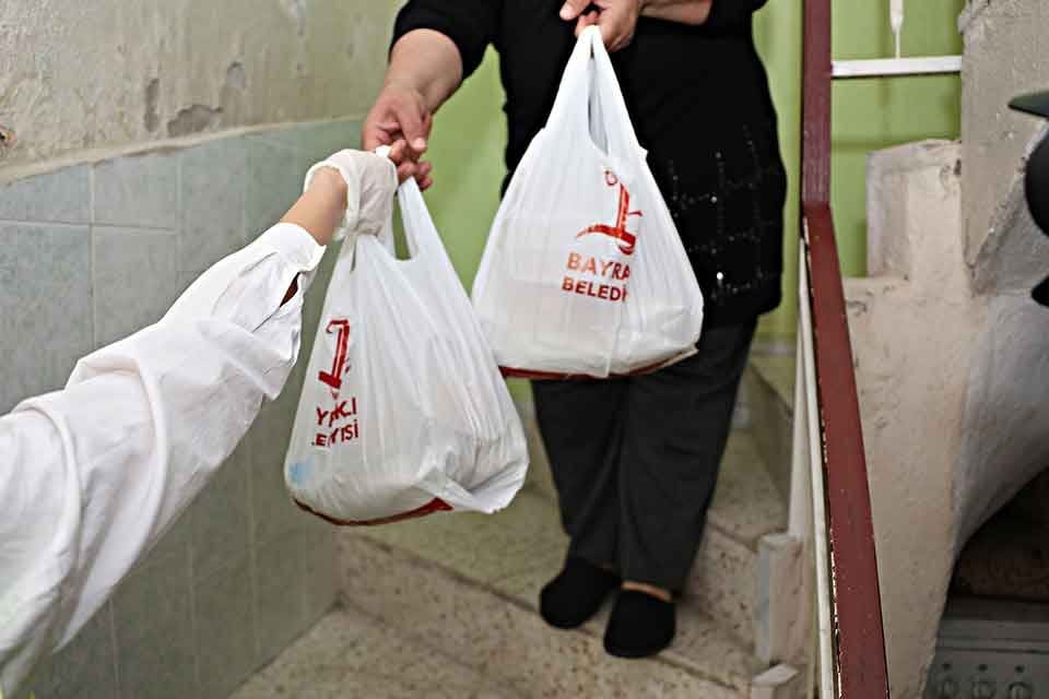 İhtiya&ccedil; sahibi ailelere y&ouml;nelik yardım &ccedil;alışmalarını s&uuml;rd&uuml;ren Bayraklı Belediyesi, Ramazan