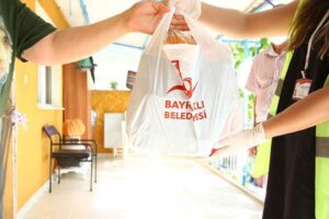 Sosyal Belediyecilik anlayışıyla ihtiyaç sahiplerine desteklerini aralıksız sürdüren Bayraklı Belediyesi,