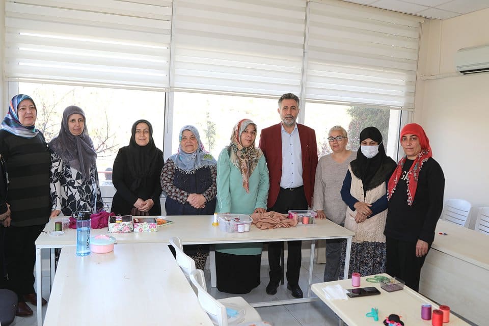 Bayraklılı kadınlara yeni hobi alanları a&ccedil;mak ve meslek edindirmek i&ccedil;in