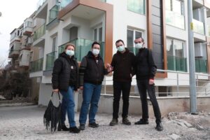 Deprem sonrası evleri ağır hasar gören vatandaşlara destek amacıyla Bayraklı