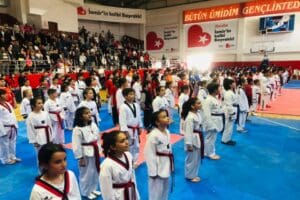 Bayraklı Belediyesi 23 Nisan şenlikleri kapsamında İzmir&rsquo;in en geniş katılımlı