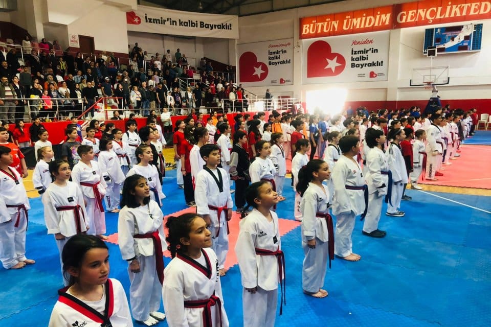 Bayraklı Belediyesi 23 Nisan şenlikleri kapsamında İzmir&rsquo;in en geniş katılımlı