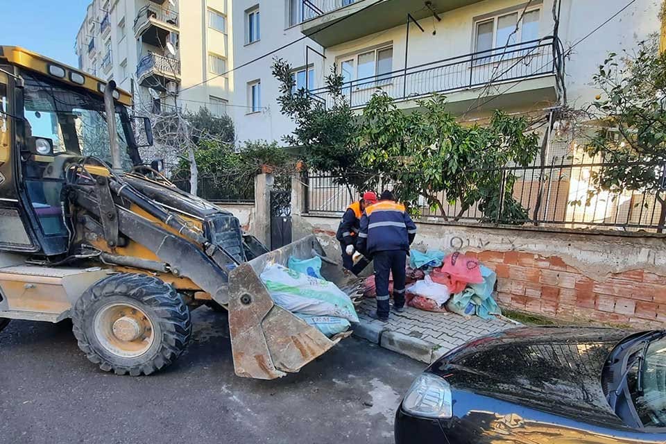 &ldquo;Daha Temiz Bir Bayraklı&rdquo; parolasıyla, il&ccedil;enin d&ouml;rt bir tarafında temizlik