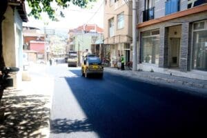 Bayraklı Belediyesinin, İzmir B&uuml;y&uuml;kşehir Belediyesiyle il&ccedil;enin ihtiya&ccedil; duyulan sokaklarında y&uuml;r&uuml;tt&uuml;ğ&uuml;