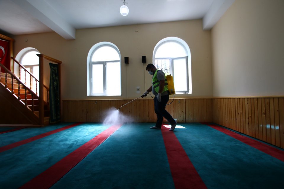 Bayraklı Belediyesi Temizlik İşleri M&uuml;d&uuml;rl&uuml;ğ&uuml; ekipleri, Ramazan Bayramı &ouml;ncesi camileri