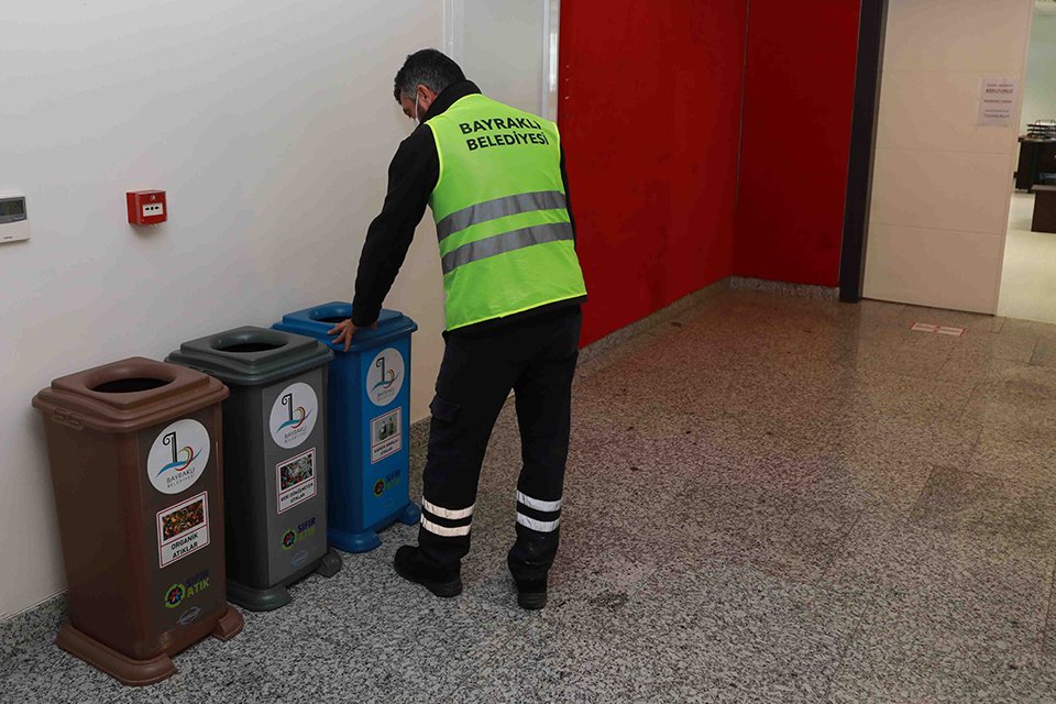 Bayraklı Belediyesi’nin atıkları kaynağında ayrıştırarak geri dönüşüme kazandırma projesi, Çevre