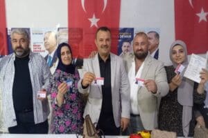Bayraklı Nafiz G&uuml;rman Mahallesi&rsquo;nde, CHP &uuml;yesi 25 kişi, partisinden istifa