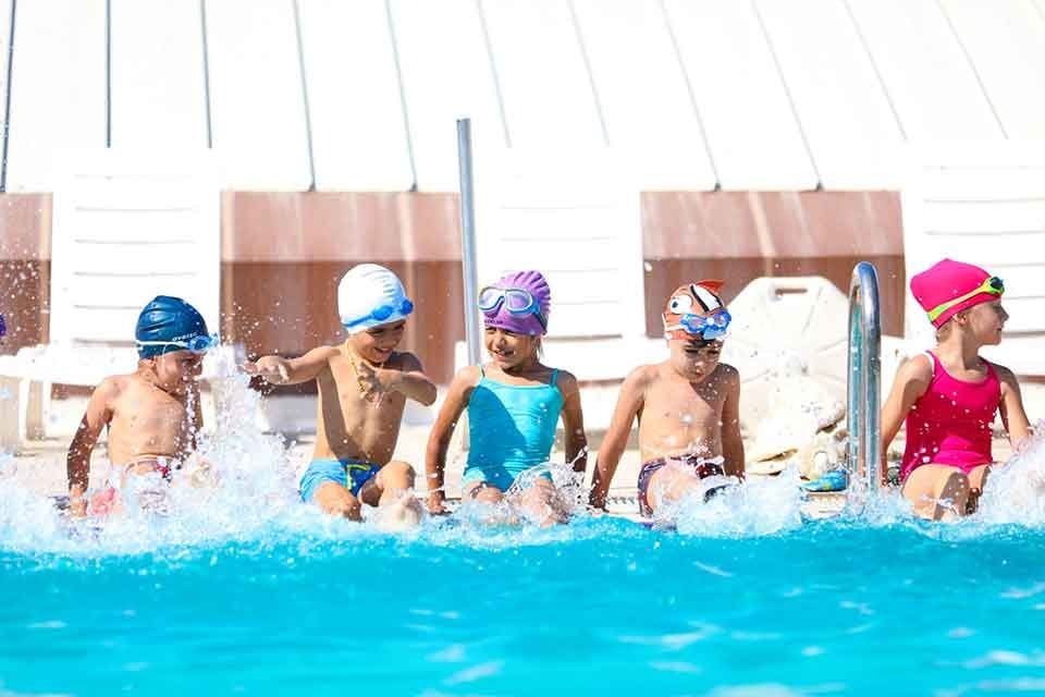 Bayraklı Belediyesinin yarı olimpik y&uuml;zme havuzunda d&uuml;zenlenen yaz spor okulları