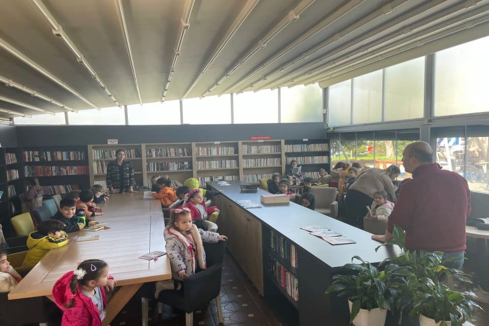 &Ouml;ğrencilerini kitap okumaya ve &ouml;ğrenmeye teşvik etmek i&ccedil;in &ccedil;alışmalar yapan