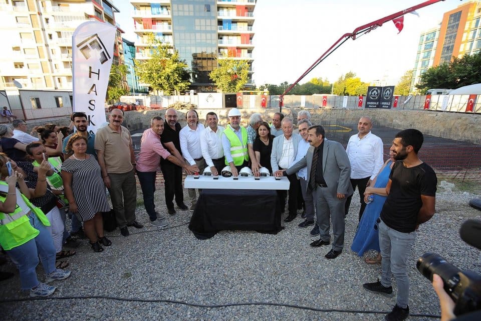 İzmir Depremi&rsquo;nde en &ccedil;ok etkilenen il&ccedil;e olan Bayraklı, yaralarını birlik
