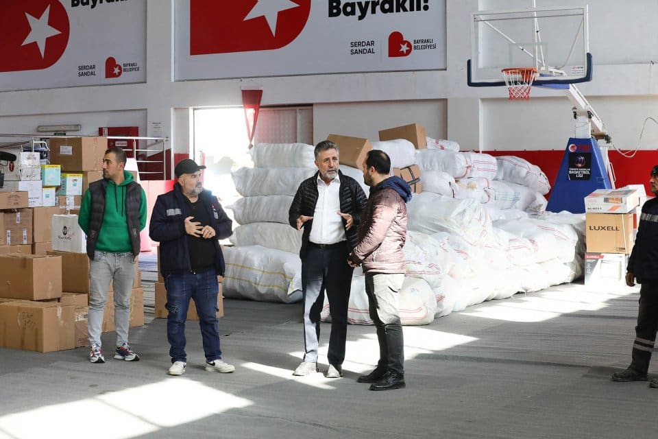 Bayraklı Belediyesinin, T&uuml;rkiye&rsquo;yi sarsan deprem felaketi sonrası başlattığı yardım kampanyası
