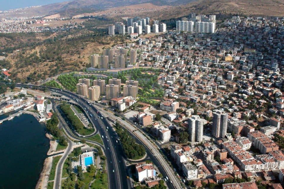 Mahalle ziyaretlerini s&uuml;rd&uuml;ren Bayraklı Belediye Başkanı Serdar Sandal, Alpaslan Mahallesi&rsquo;nde