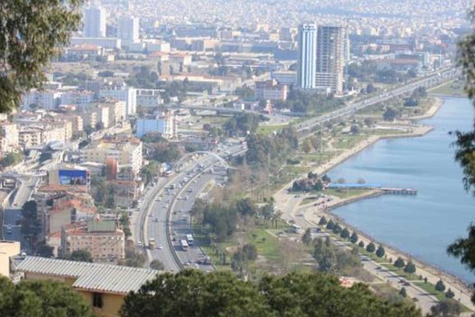 İzmir'de yaşanan 30 Ekim Depremi'nin ardından (2020) hasar g&ouml;ren yapıların