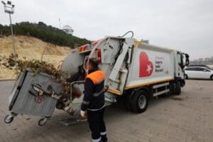 Bayraklı&rsquo;nın cadde ve sokaklarında s&uuml;rd&uuml;r&uuml;len temizlik &ccedil;alışmalarıyla İzmir&rsquo;in en temiz