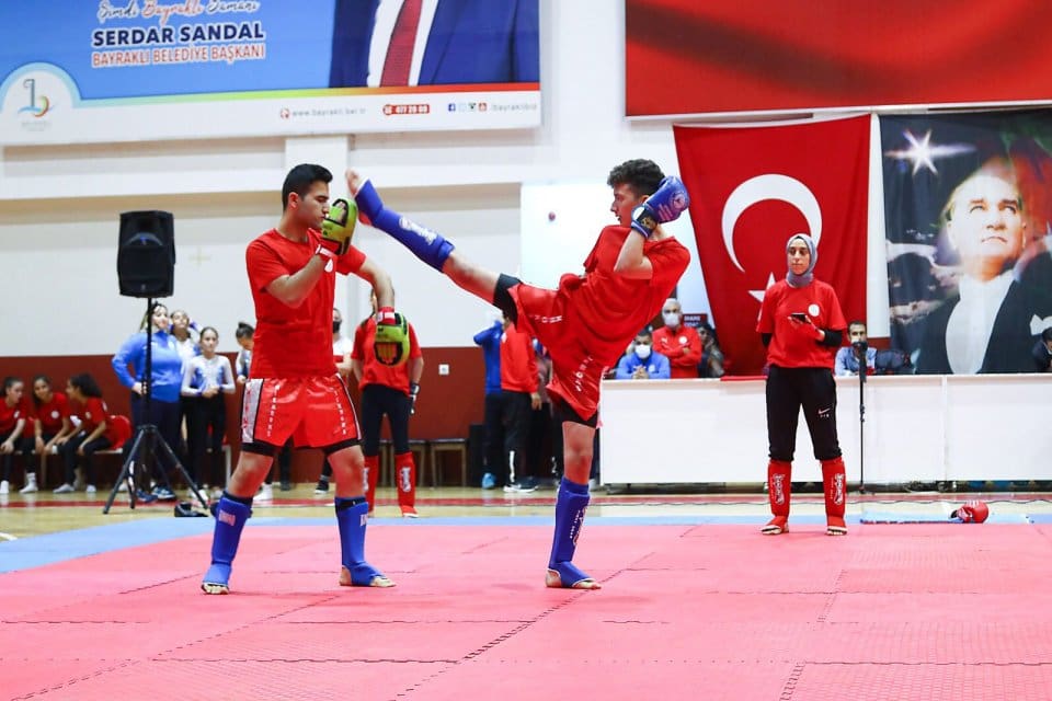 Her yıl binlerce &ccedil;ocuğu spor okullarında buluşturan Bayraklı Belediyesi, bu