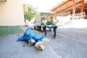 Sosyal yardım hizmetleriyle dar gelirli ailelere desteklerini aralıksız s&uuml;rd&uuml;ren Bayraklı