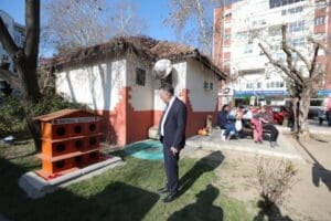 Bayraklı Belediyesinin barınma ve beslenme sorunu yaşayan sokak kedileri i&ccedil;in