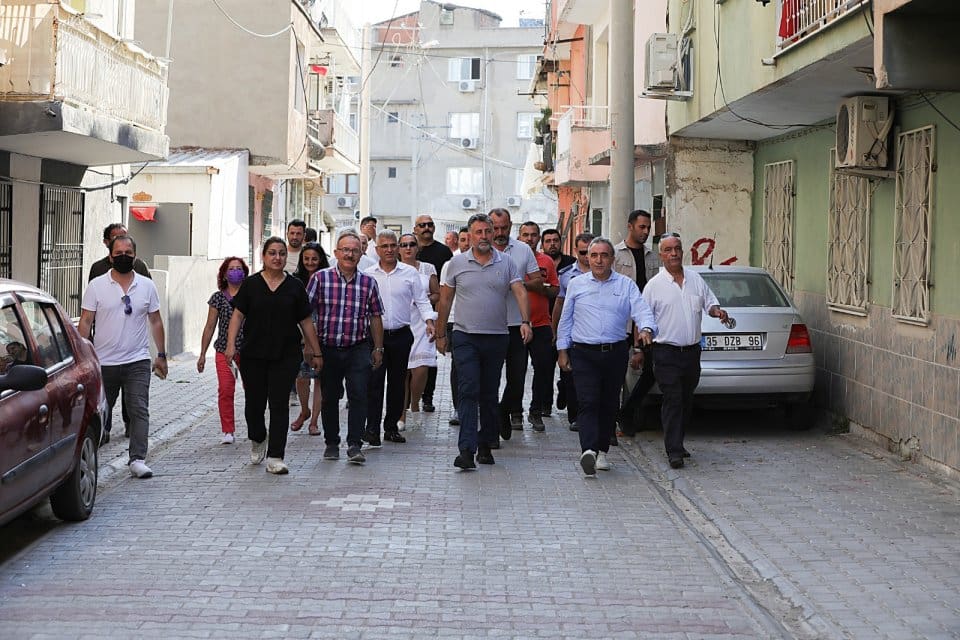Mahalle ziyaretlerini s&uuml;rd&uuml;ren Bayraklı Belediye Başkanı Serdar Sandal, bu kez