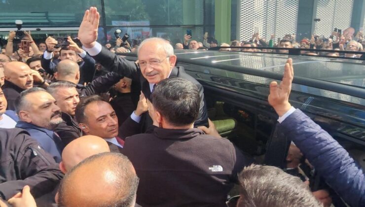 Bayraklı’da Kılıçdaroğlu’na görkemli karşılama: Millet, İktisat Kongresi için bir araya geliyor