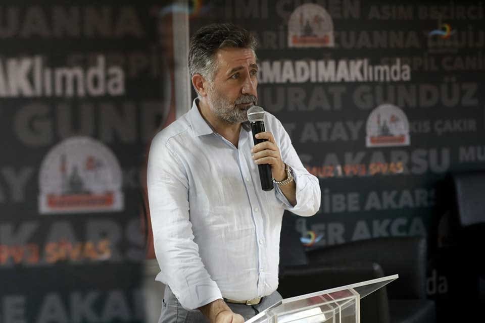 Sivas katliamı 28&rsquo;inci yılında Bayraklı&rsquo;da d&uuml;zenlenen s&ouml;yleşi ve dinletiyle anıldı.