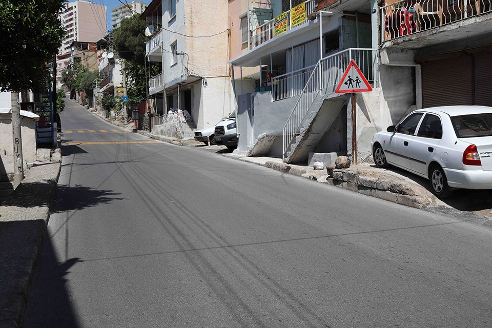 Bayraklı Belediyesi'nin, İzmir Büyükşehir Belediyesiyle ilçenin ihtiyaç duyulan sokaklarında yürüttüğü