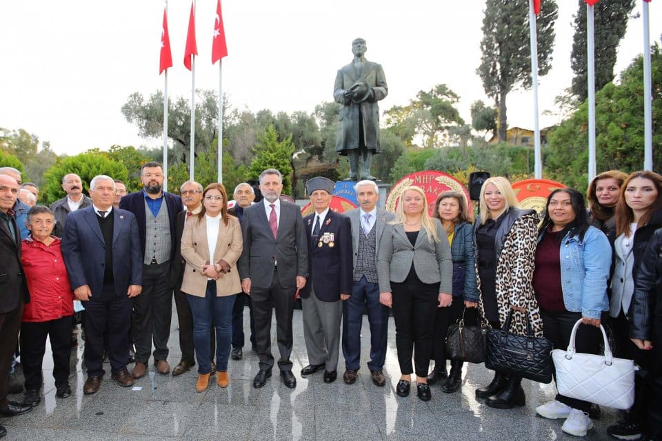 24 Kasım &Ouml;ğretmenler G&uuml;n&uuml;, Bayraklı&rsquo;da da coşkuyla kutlandı. Atat&uuml;rk Anıtı&rsquo;na