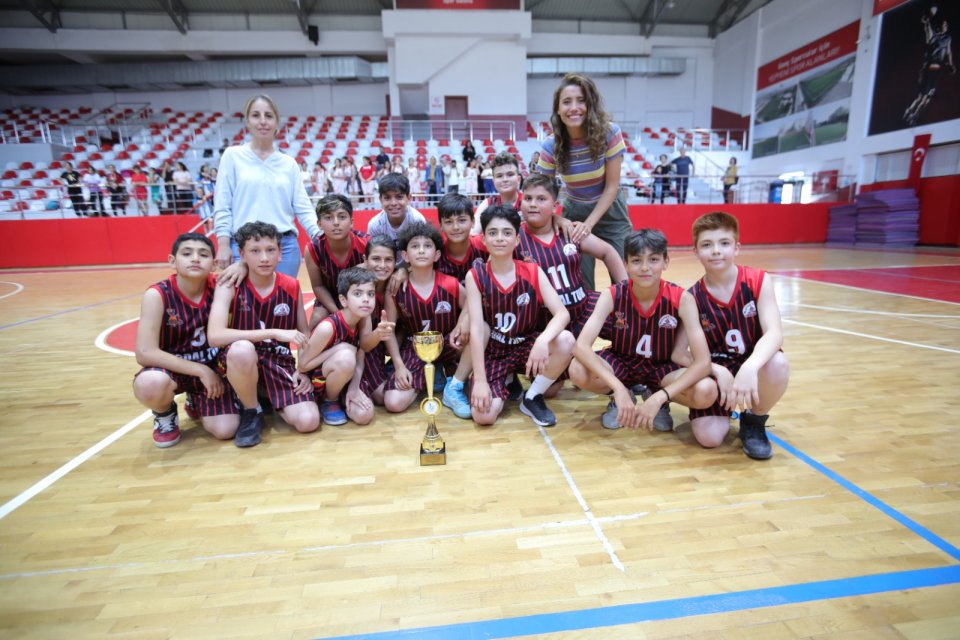 Bayraklı Belediyesi, ilk ve ortaokullar arası basketbol turnuvasına ev sahipliği