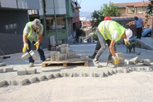 Bayraklı Belediye Başkanı Serdar Sandal'ın ilçe genelinde başlattığı yol-kaldırım düzenleme,