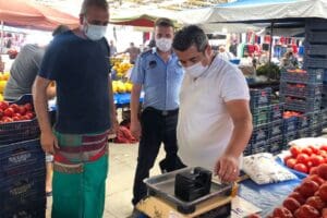 Bayraklı Belediyesi Zabıta M&uuml;d&uuml;rl&uuml;ğ&uuml; ekipleri, pazar yerlerinde kullanılan &ouml;l&ccedil;&uuml; cihazlarının