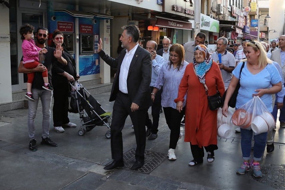Bayraklı Belediye Başkanı Serdar Sandal, il&ccedil;e genelinde y&uuml;r&uuml;t&uuml;len belediye &ccedil;alışmalarını