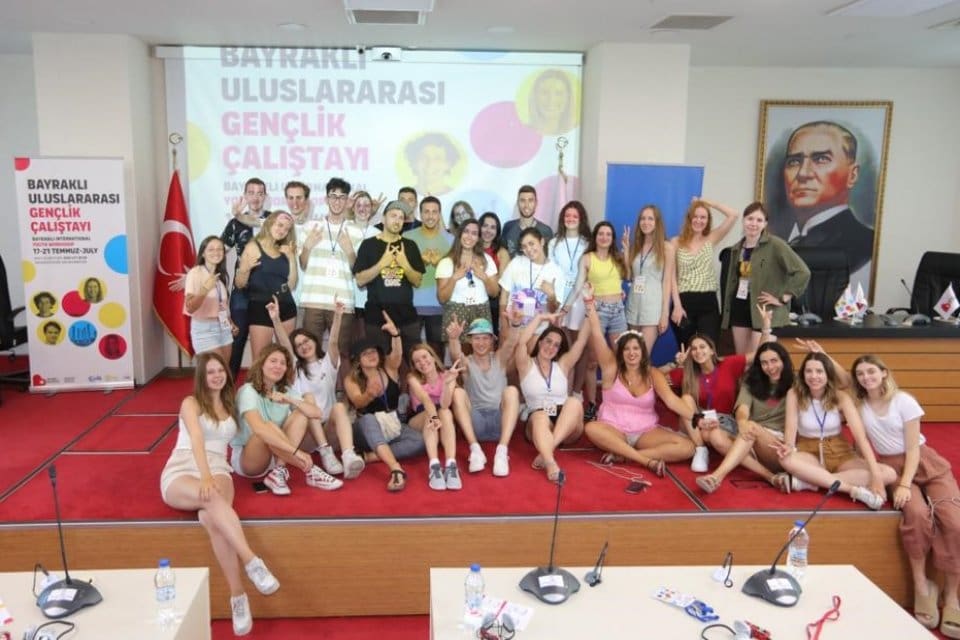 Bayraklı Belediyesi&rsquo;nin, 9 &uuml;lkeden 40 &ouml;ğrencinin katılımıyla bu yıl ilkini