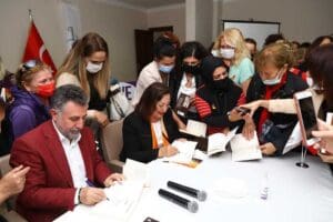 Bayraklı Belediyesi tarafından d&uuml;zenlenen &ldquo;Kadın ve Edebiyat&rdquo; konulu s&ouml;yleşinin konuğu