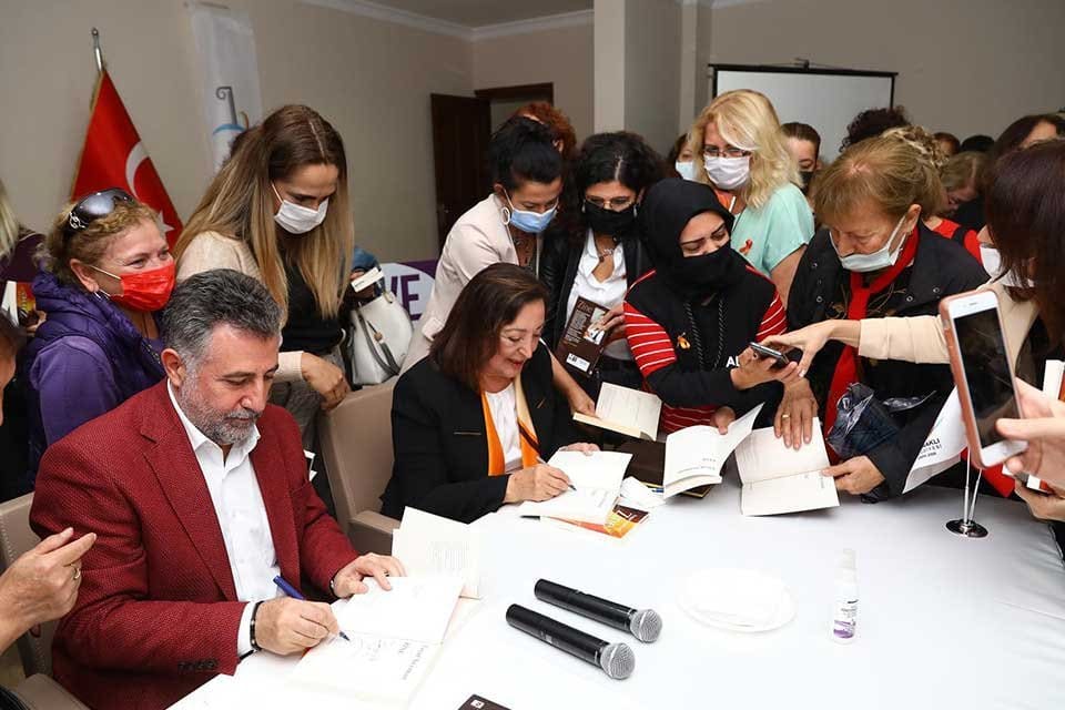 Bayraklı Belediyesi tarafından d&uuml;zenlenen &ldquo;Kadın ve Edebiyat&rdquo; konulu s&ouml;yleşinin konuğu