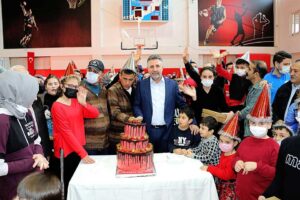Bayraklı Belediyesi, 2022’yi özel gereksinimli çocuklarla karşıladı! Belediyenin spor kurslarına