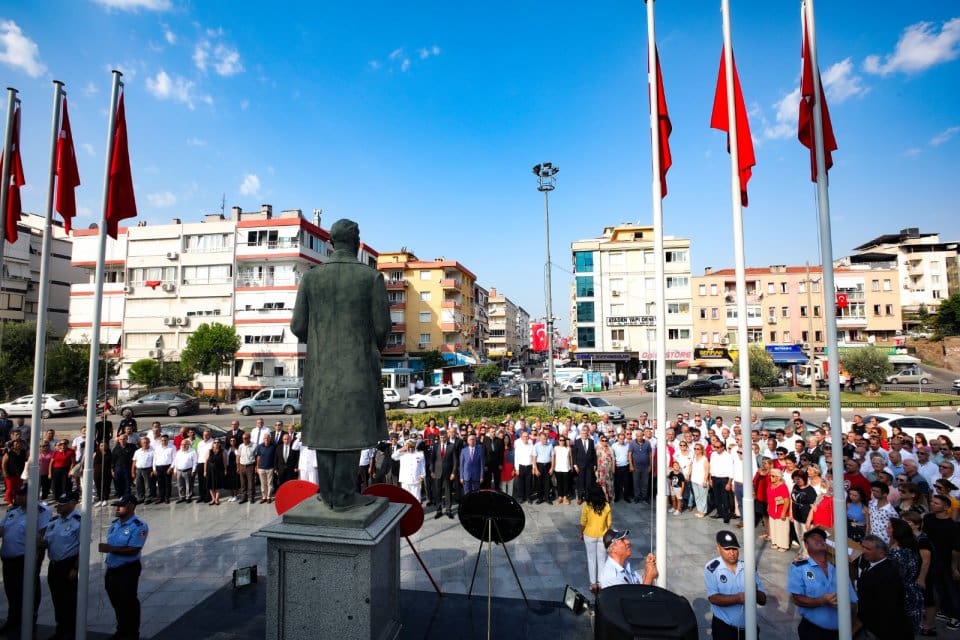 30 Ağustos Zafer Bayramı&rsquo;nın 100. yıl d&ouml;n&uuml;m&uuml; Bayraklı&rsquo;da da coşku